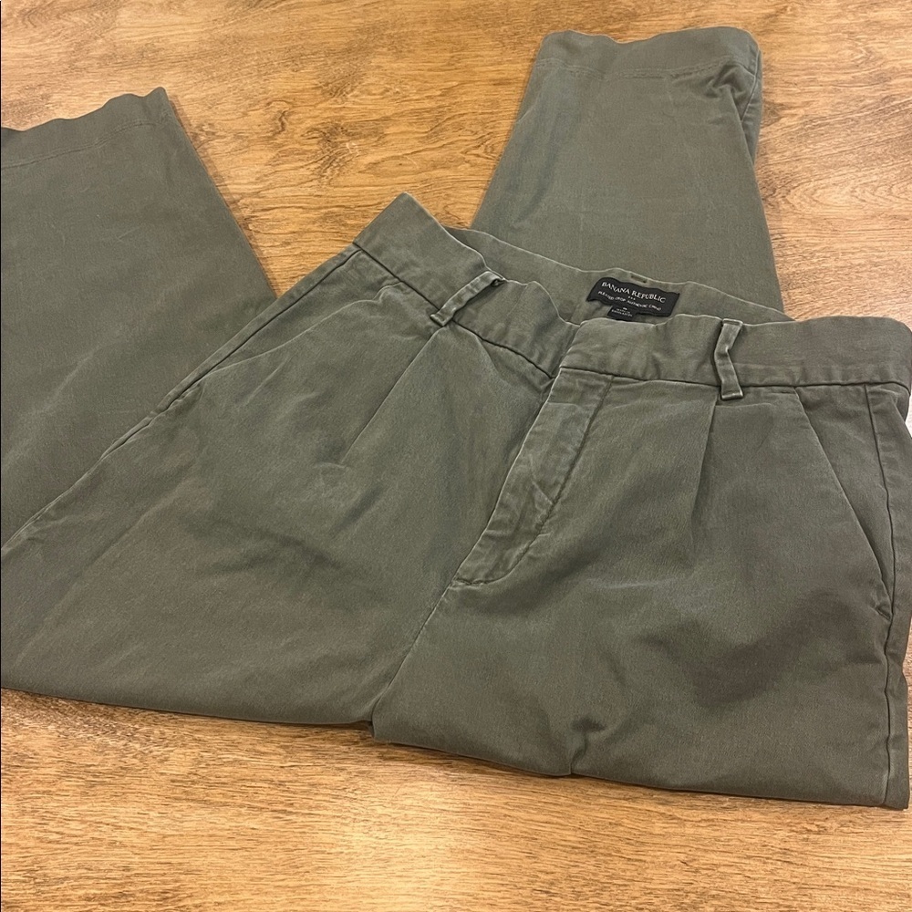Banana Republic Petite Pleated Crop Chino